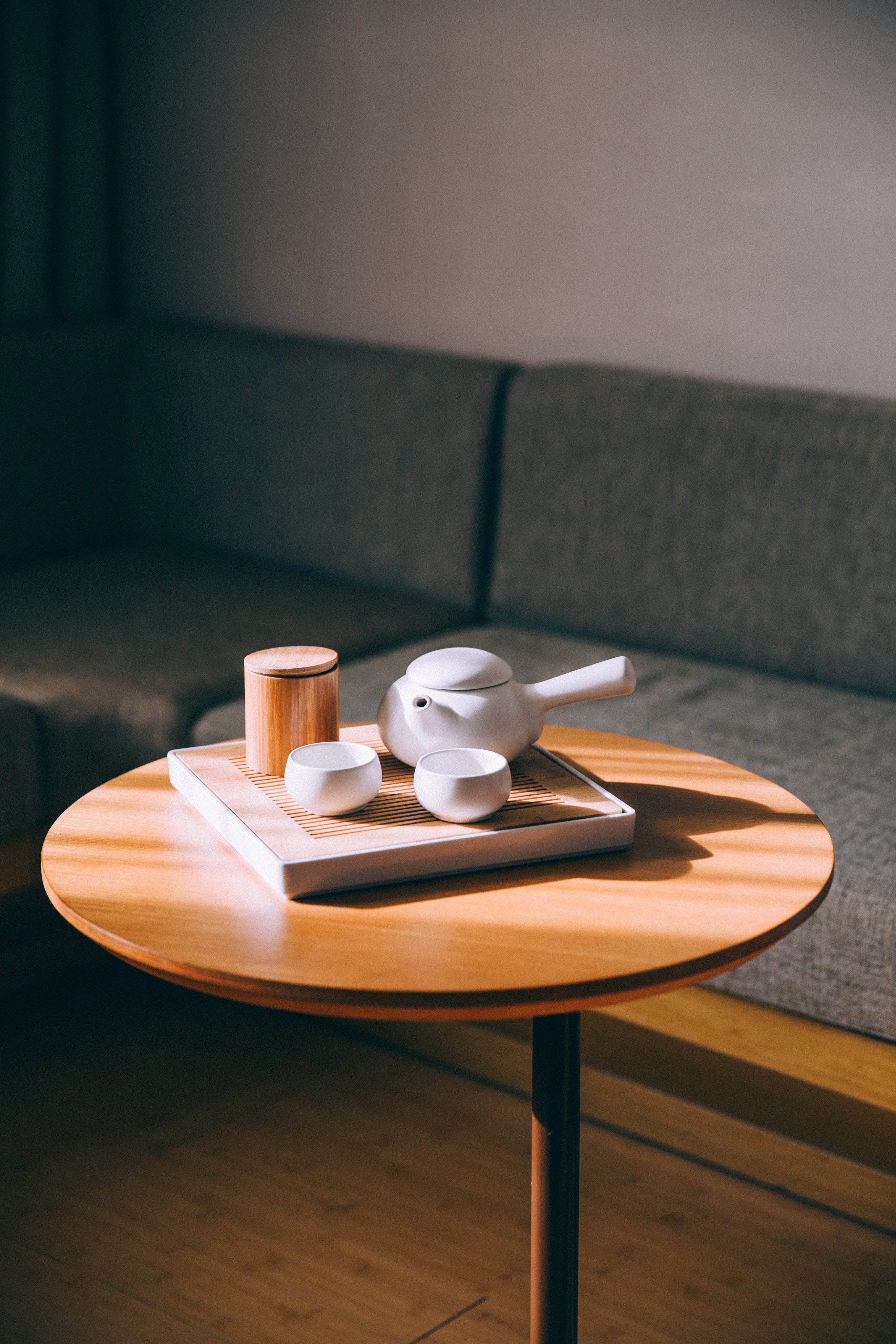 Théière et tasses Tabioa sur une table, moment de partage autour d’une infusion